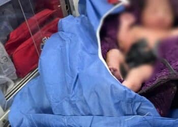 Mulher dá à luz durante viagem de ônibus com imigrantes e acaba detida com o bebê, no México