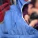 Mulher dá à luz durante viagem de ônibus com imigrantes e acaba detida com o bebê, no México