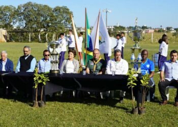 Prefeitura de Araxá participa de plantio de 213 árvores no campo do Trianon