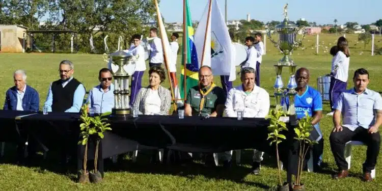 Prefeitura de Araxá participa de plantio de 213 árvores no campo do Trianon