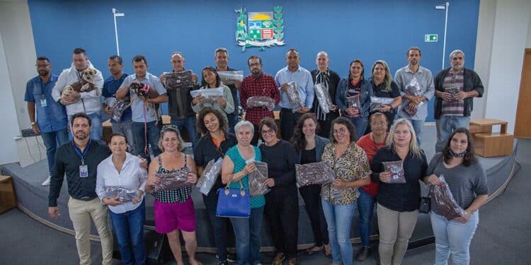 Parceria entre a Prefeitura de Araxá e Apac faz doação de agasalhos e cobertores para animais de rua
