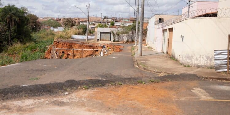Prefeitura de Araxá busca recurso de R$ 3,7 milhões para recuperação de área com erosão no bairro Pão de Açúcar 3