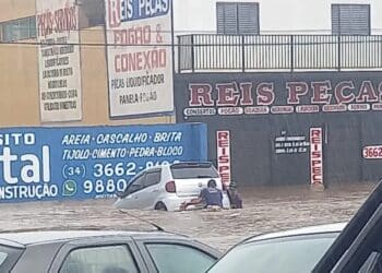 Carros boiam e motoristas ficam ilhados durante chuva em Araxá