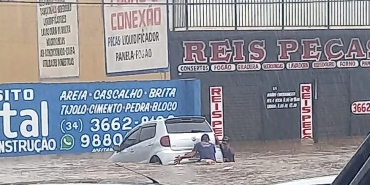Carros boiam e motoristas ficam ilhados durante chuva em Araxá