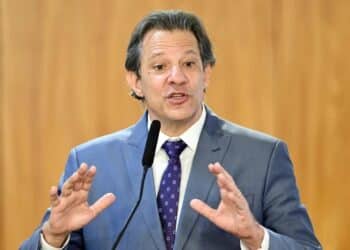 Haddad vence queda de braço com ala política na definição da meta de déficit zero para 2024