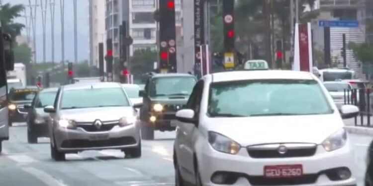 Por que o carro colorido sumiu? 67% dos veículos no Brasil são brancos, pretos ou cinzas