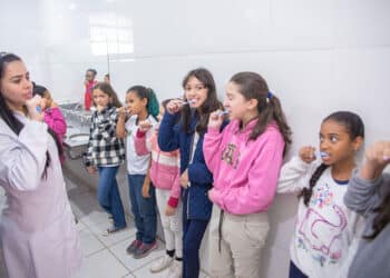 Prefeitura de Araxá distribui mais de 20 mil escovas dentais para alunos da Rede Municipal