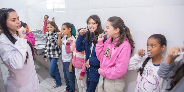 Prefeitura de Araxá distribui mais de 20 mil escovas dentais para alunos da Rede Municipal
