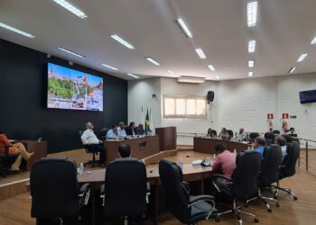 Qualidade das lâmpadas de LED instaladas em Araxá é debatida em Fórum Comunitário