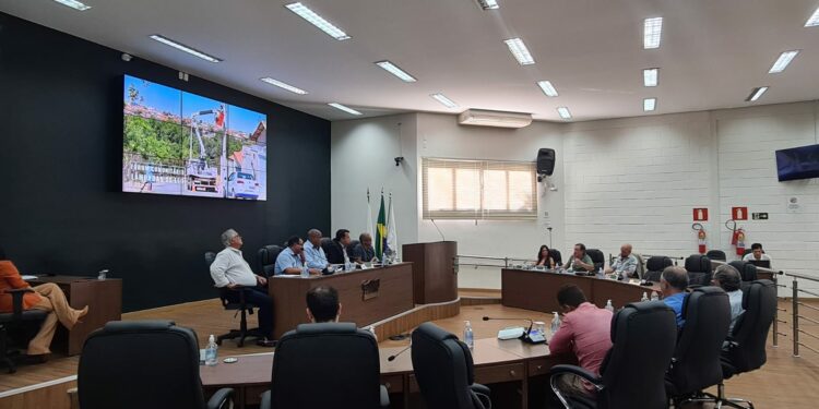 Qualidade das lâmpadas de LED instaladas em Araxá é debatida em Fórum Comunitário