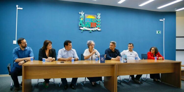 Prefeitura de Araxá recebe reitoria da UFTM e apresenta locais para a instalação do campus federal