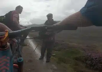 Ciclistas encontram o rei Charles III caminhando livremente pelas montanhas na Escócia