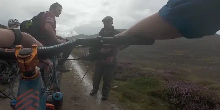 Ciclistas encontram o rei Charles III caminhando livremente pelas montanhas na Escócia