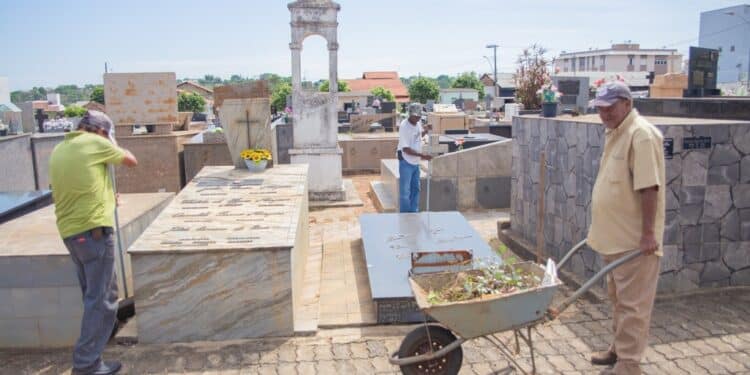 Limpeza nos cemitérios para o Dia de Finados é intensificada em Araxá