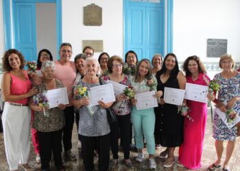 No evento, 14 tecelãs foram homenageadas pelos serviços prestados à Fundação Cultural Calmon Barreto (Foto: Prefeitura de Araxá / Divulgação)