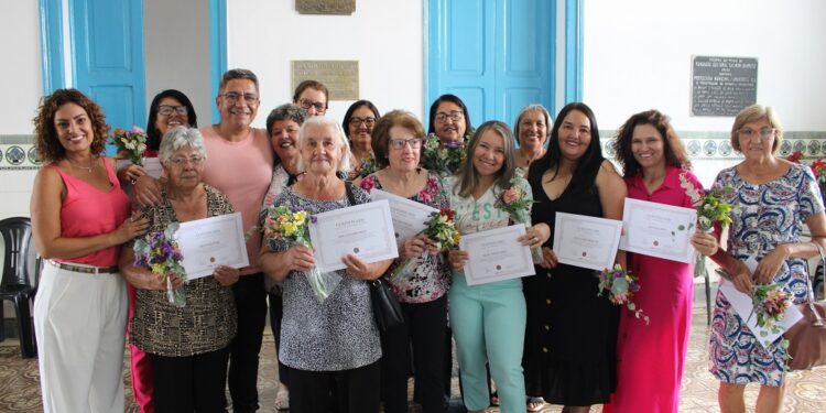 No evento, 14 tecelãs foram homenageadas pelos serviços prestados à Fundação Cultural Calmon Barreto (Foto: Prefeitura de Araxá / Divulgação)