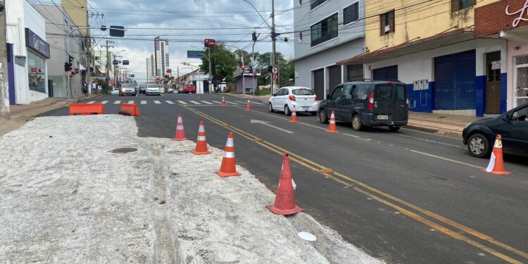 Trecho da avenida Senador Montandon próximo ao Viaduto José Domingos Filho fica interditado na madrugada desta quarta