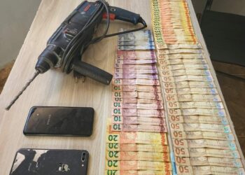 Furto de automóvel e tráfico de drogas: dois homens são presos após tentativa de fuga e batida