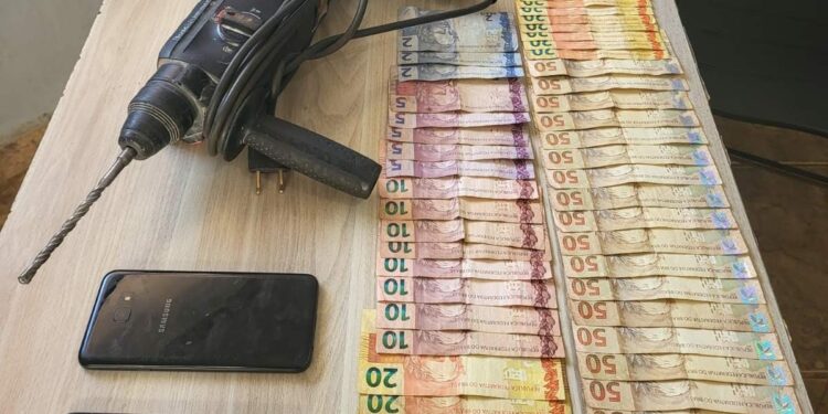 Furto de automóvel e tráfico de drogas: dois homens são presos após tentativa de fuga e batida