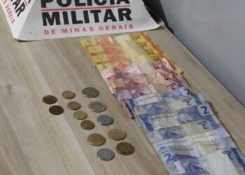 Dinheiro e material encontrados com os suspeitos foram apreendidos (Foto: Polícia Militar/ Divulgação)
