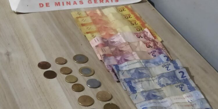 Dinheiro e material encontrados com os suspeitos foram apreendidos (Foto: Polícia Militar/ Divulgação)