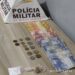 Dinheiro e material encontrados com os suspeitos foram apreendidos (Foto: Polícia Militar/ Divulgação)