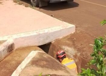 Crianças são arrastadas por enxurrada para dentro de bueiro em Sacramento; uma não resistiu