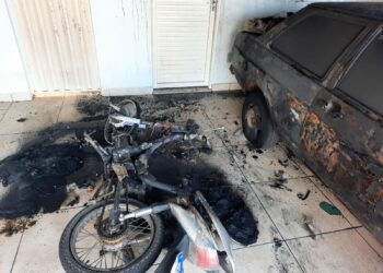 Incêndio se inicia repentinamente e deixa dois veículos danificados no bairro Novo São Geraldo