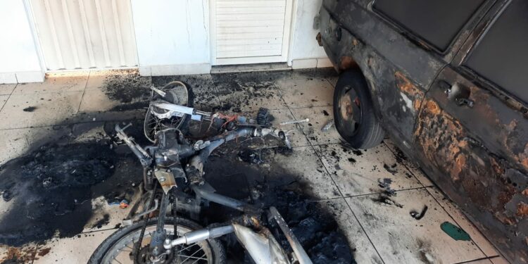 Incêndio se inicia repentinamente e deixa dois veículos danificados no bairro Novo São Geraldo