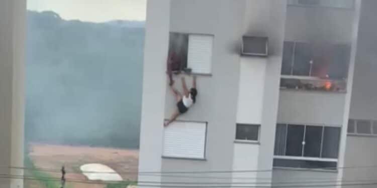 Patos de Minas: avós pulam de prédio após neta trancá-los em apartamento e colocar fogo