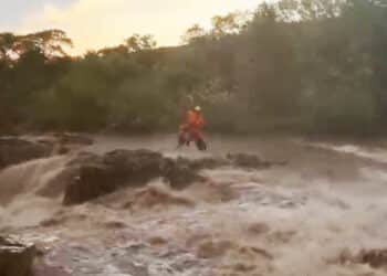 Resgate de helicóptero salva homem que ficou ilhado depois de tromba d’água em cachoeira