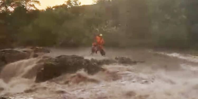 Resgate de helicóptero salva homem que ficou ilhado depois de tromba d’água em cachoeira