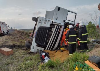 Carreta tomba e motorista fica preso na cabine na BR-452
