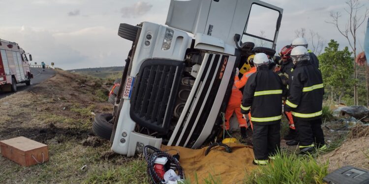Carreta tomba e motorista fica preso na cabine na BR-452
