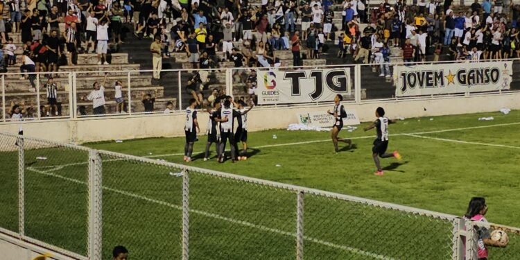 Araxá Esporte empata em casa tentará classificação às semis em Patos de Minas