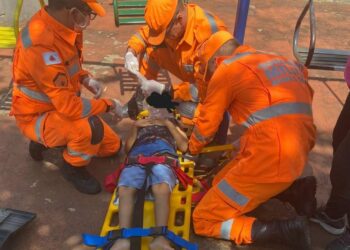 Criança fica ferida após pular de balanço em praça de Araxá