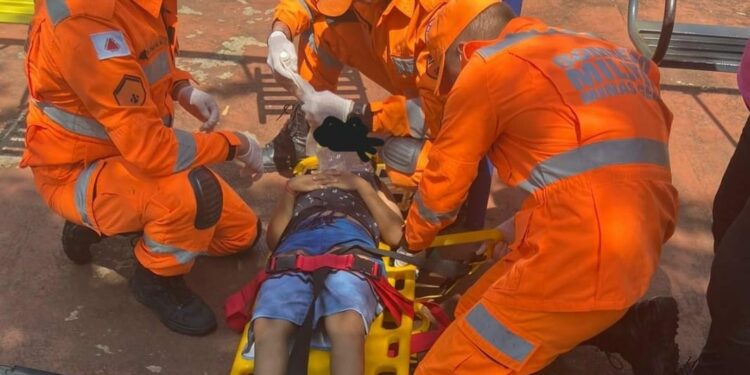 Criança fica ferida após pular de balanço em praça de Araxá