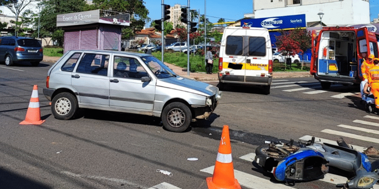 Acidente deixa motociclista ferida em cruzamento da avenida Senador Montandon