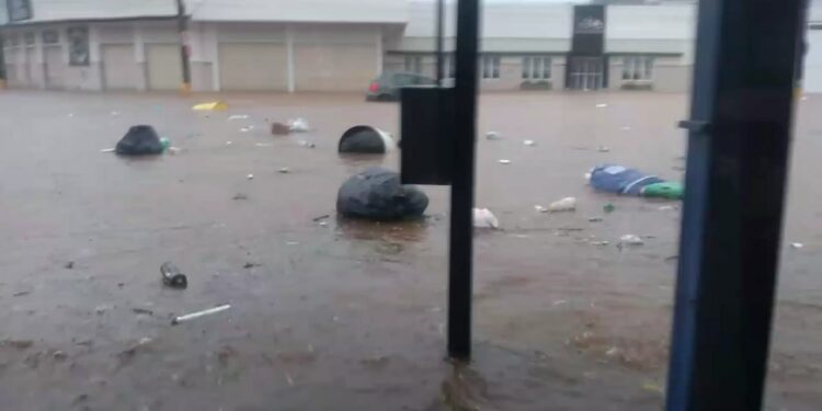 Forte chuva causa alagamentos e inundações em diversos pontos de Araxá
