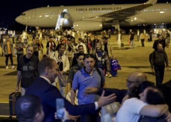 Chega a Brasília primeiro avião trazendo brasileiros de Israel