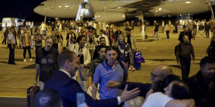Chega a Brasília primeiro avião trazendo brasileiros de Israel
