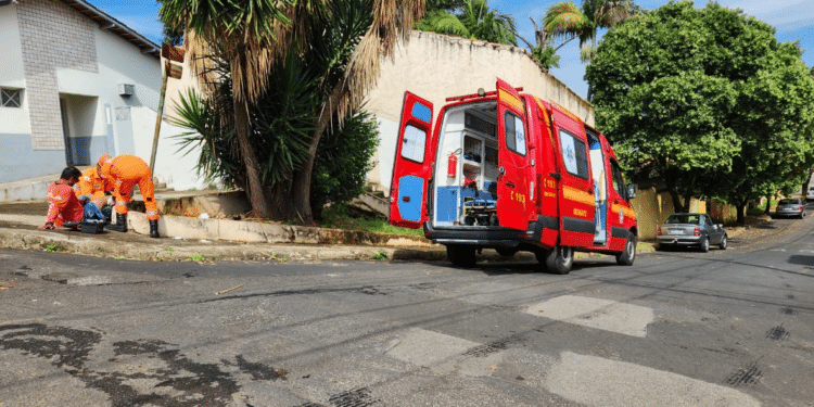 Motociclista fica ferido após colisão com automóvel em cruzamento no bairro Santa Luzia