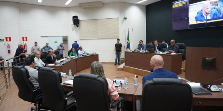 Vereadores de Araxá aprovam abertura de Comissão Processante contra o prefeito; veja quem votou contra e a favor