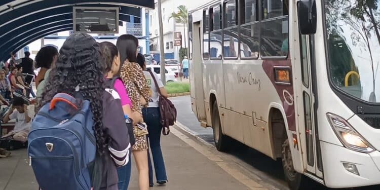 Mais de 6.000 estudantes já contam com passe livre no transporte público em Araxá