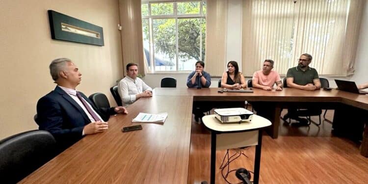 Prefeitura e Uniaraxá tratam sobre implantação de Curso de Medicina na cidade