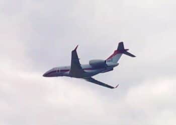 Movimentação de avião no céu de Araxá chama atenção de moradores