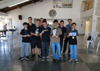 Equipe da Academia Araxaense de Xadrez conquista sete medalhas e um troféu no Circuito MG