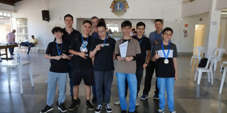 Equipe da Academia Araxaense de Xadrez conquista sete medalhas e um troféu no Circuito MG