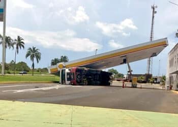 Cobertura de posto de combustíveis cai sobre carreta após o veículo tombar dentro do estabelecimento