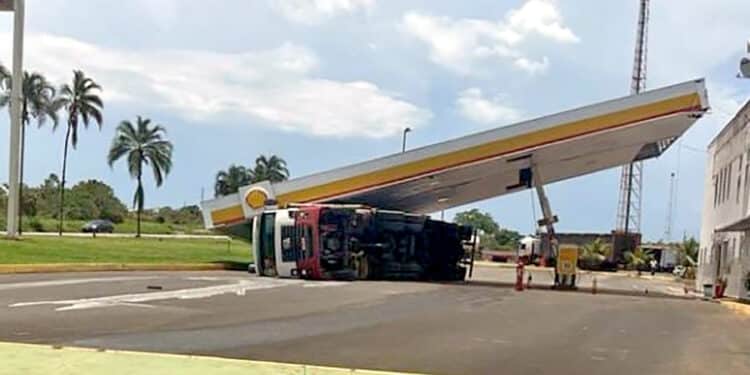 Cobertura de posto de combustíveis cai sobre carreta após o veículo tombar dentro do estabelecimento